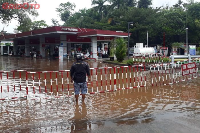 SPBU 34-12510 di Jl. T.B Simatupang, Jakarta Selatan, sebagian areanya terpantau tergenang air pada Sabtu (20/2) pukul 11.30.