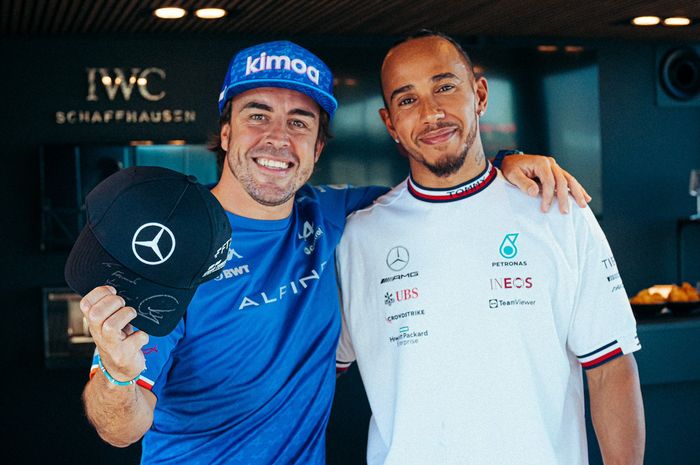 Fernando Alonso menemui Lewis Hamilton di sirkuit Zandvoort, Belanda untuk meminta maaf