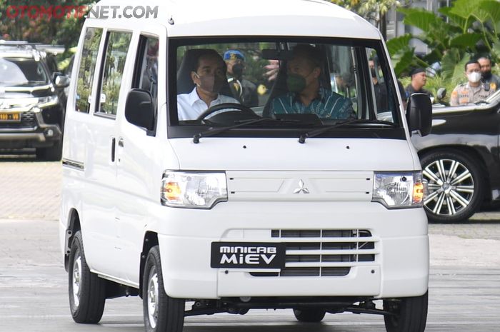 Presiden Joko Widodo menjajal, Minicab MiEV, kendaraan niaga yang sepenuhnya menggunakan tenaga listrik.