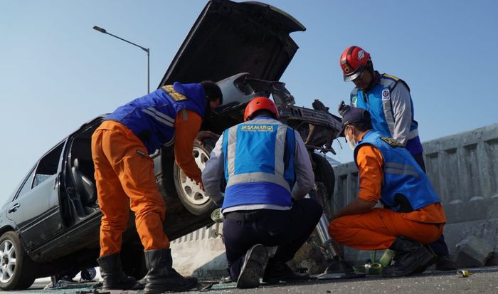 Simulasi penyelamatan korban kecelakaan di Jalan Tol