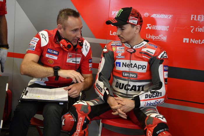 Jorge Lorenzo berbincang dengan crew chief-nya, Cristian Gabbarini