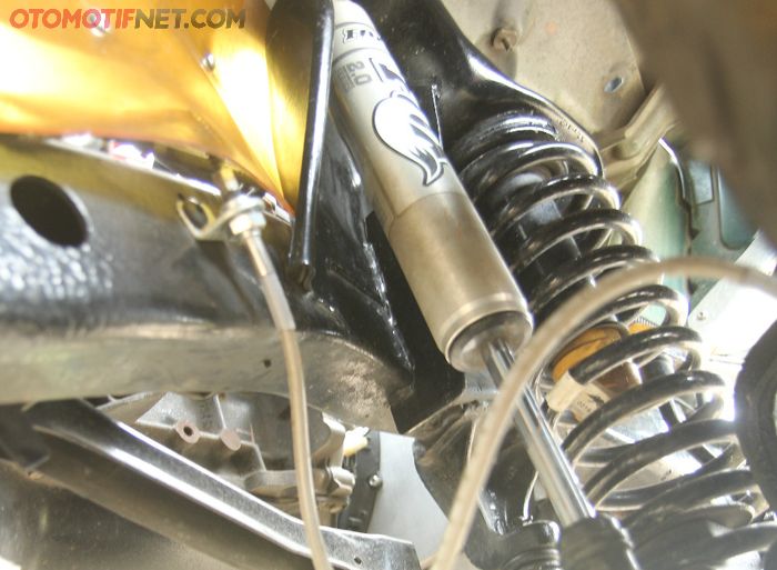 Suspensi Jeep TJ paduan per OME dan suspensi Fox. Cakep!