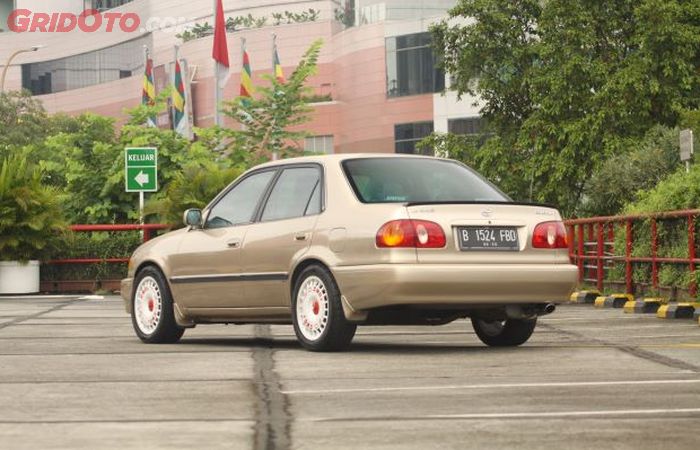 Modifikasi All New Corolla keluaran 2002 milik Grosa, tampak belakang