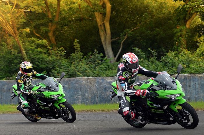 Jonathan Rea saat menjajal Kawaski All New Ninja 250 bisa