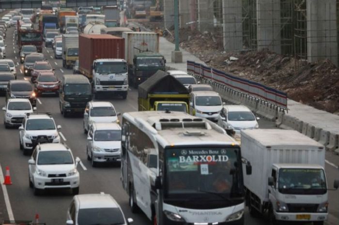 Arus lalu lintas jalan Tol Jakarta - Cikampek