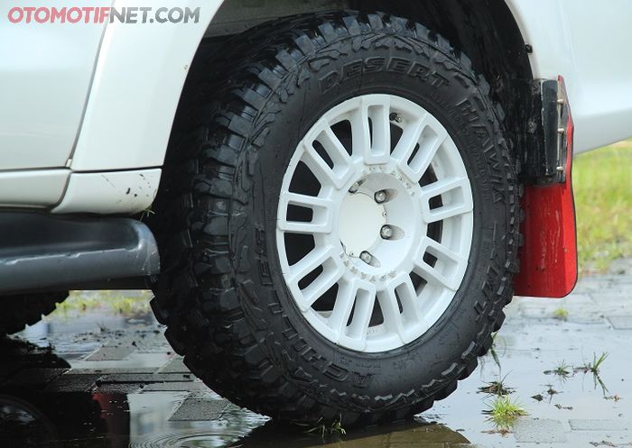 Pelek dan ban kasar plus mudflap bikin tampilan makin keren