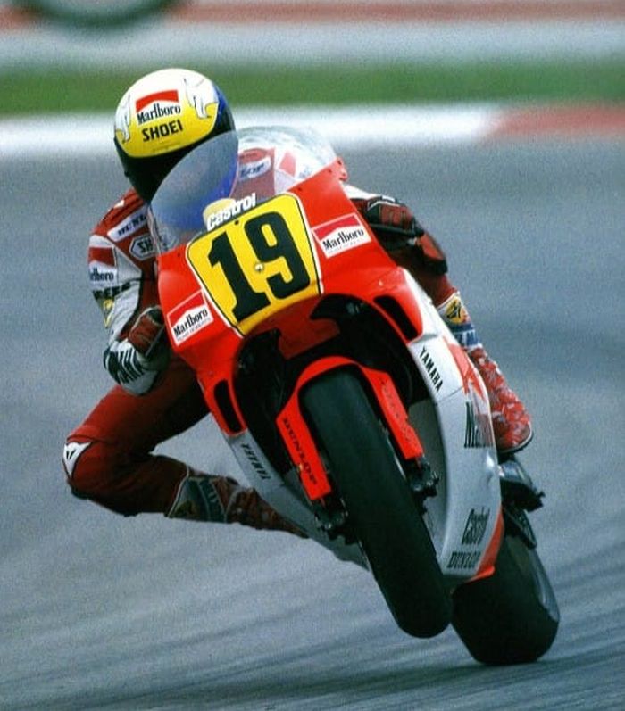 John Kocinski menggeber Yamaha YZR500 di balap GP 500 cc bersama tim Yamaha tahun 1991