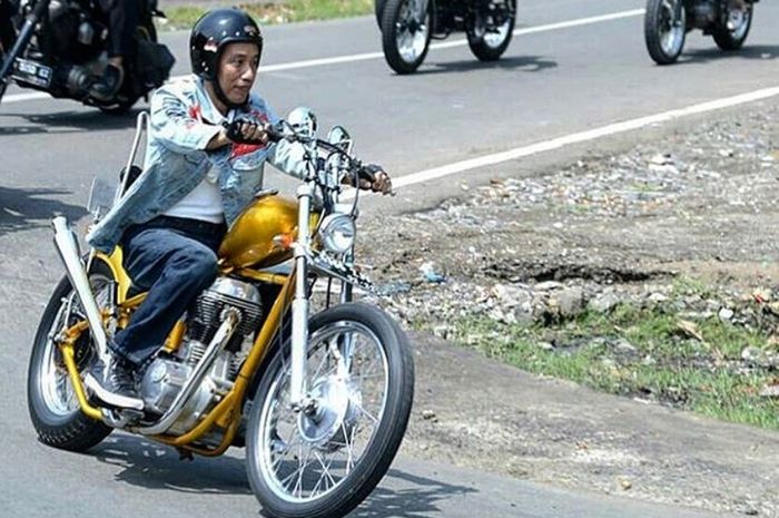 Presiden Jokowi bersama motor chopper miliknya.