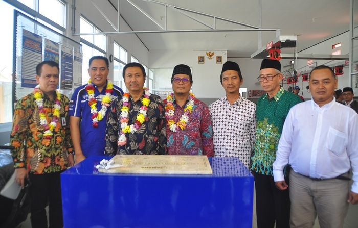 Foto bersama pihak Yamaha dengan pihak SMK dan Kementerian