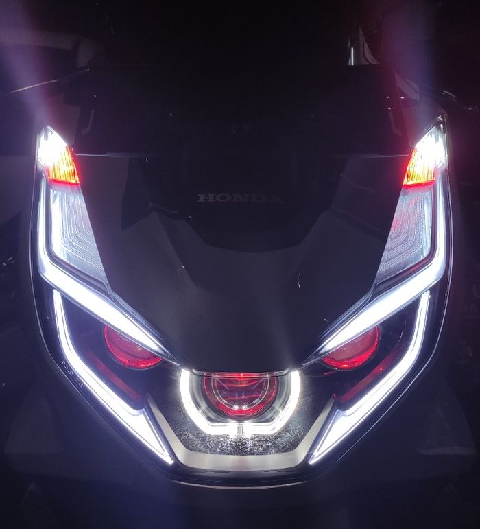 Tiga buah Bi-LED projector bersanding dengan DRL AES running sein di dalam headlamp All New Honda PCX 160