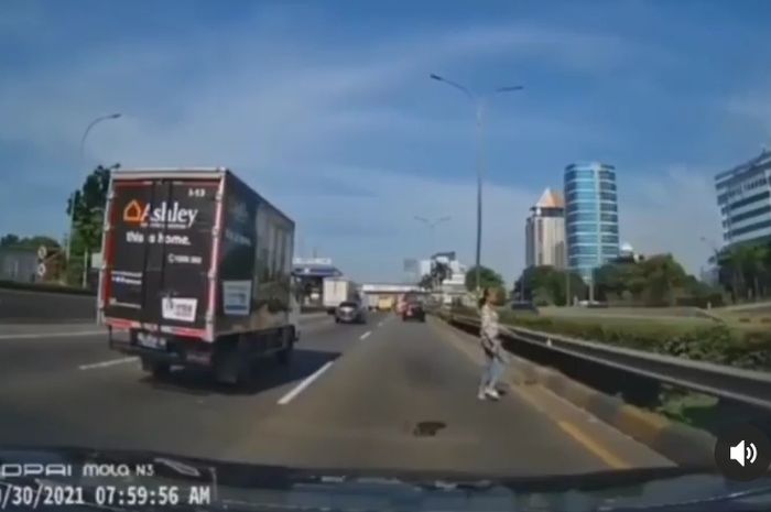 Pejalan kaki nyebrang di Tol JORR