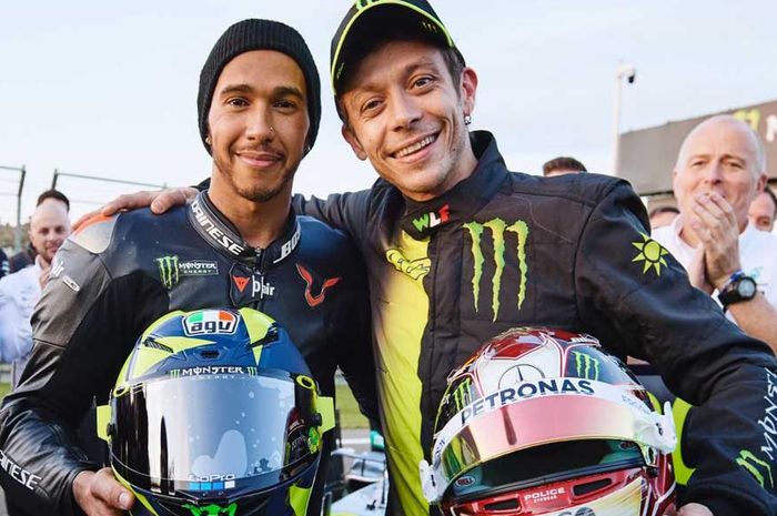 Lewis Hamilton dan Valentino Rossi. Dua juara dunia dari arena berbeda ini sering bertemu