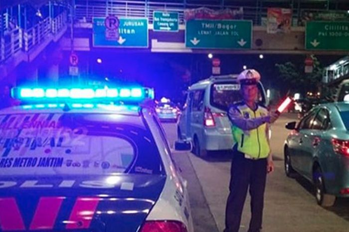 Lampu rotator mobil dinas dan patwal Polisi ditertibkan agar diberi kaca film agar tidak mencolok mata