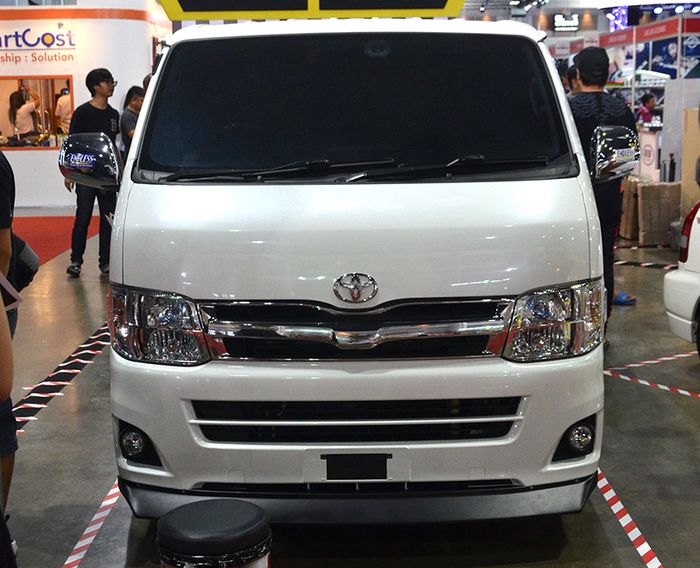 Tampilan depan modifikasi Toyota HiAce bergaya sporty minimalis