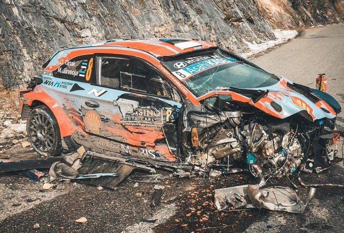 Mobil Hyundai i20 Coupe WRC milik Ott Tanak hancur setelah terbang dan jatuh dari ketinggian di reli Monte Carlo