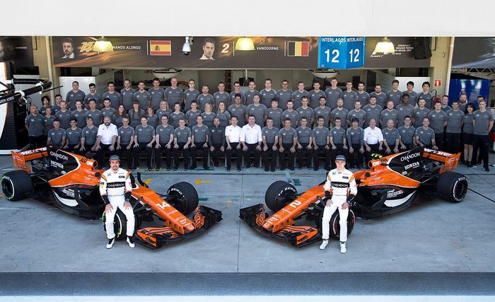 Ganti mesin dari Honda ke Renault, tim McLaren mempertahankan dua pembalapnya, Fernando Alonso dan S