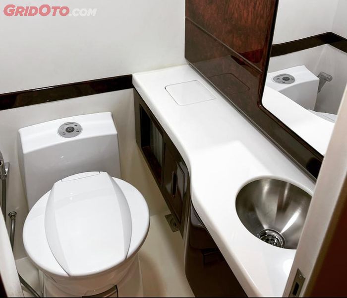 Toilet di kabin belakang Sprinter A3 bikin tak perlu repot mampiir rest area
