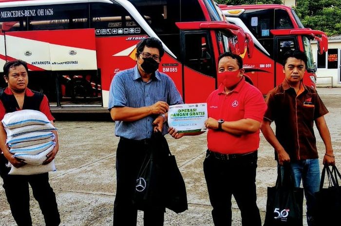 Daimler Commercial Vehicle Indonesia memberikan sembako kepada pengendara truk dan bus