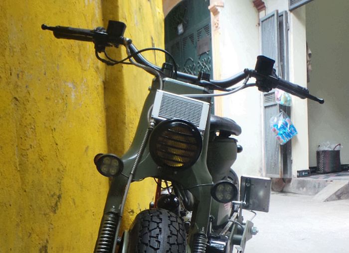 Headlamp minimalis ditemani dengan sepasang lampu tembak LED