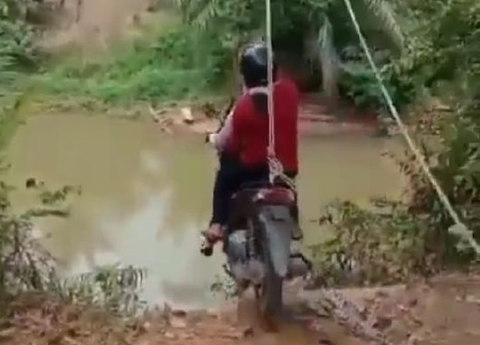 Vario seberangi sungai ala flying fox