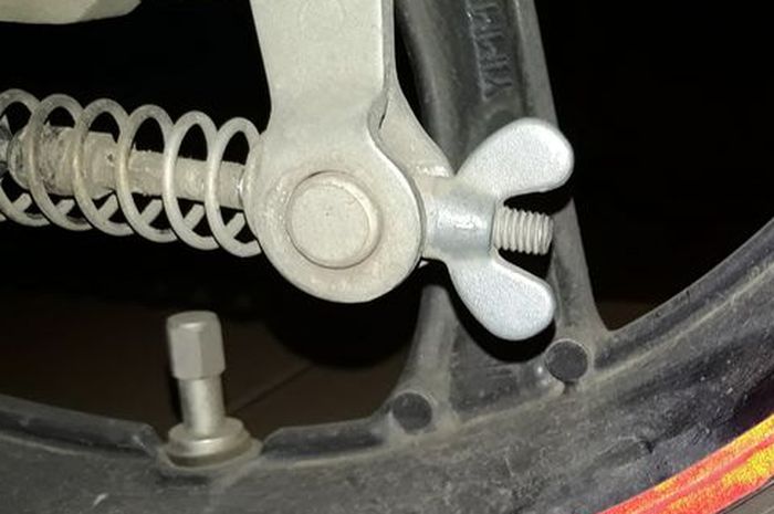 Ilustrasi rem tromol belakang