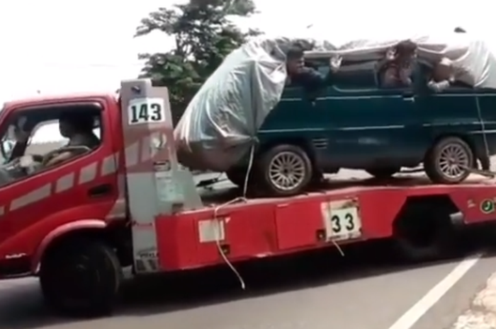 Truk towing yang mengangkut mobil ditutupi terpal yang isinya para pemudik, disuruh putar balik di Taman Unyil perbatasan Kabupaten dan Kota Semarang