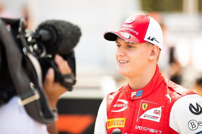 Mick Schumacher melakukan debutnya di balap Formula 2 (F2) musim 2019 di Bahrain