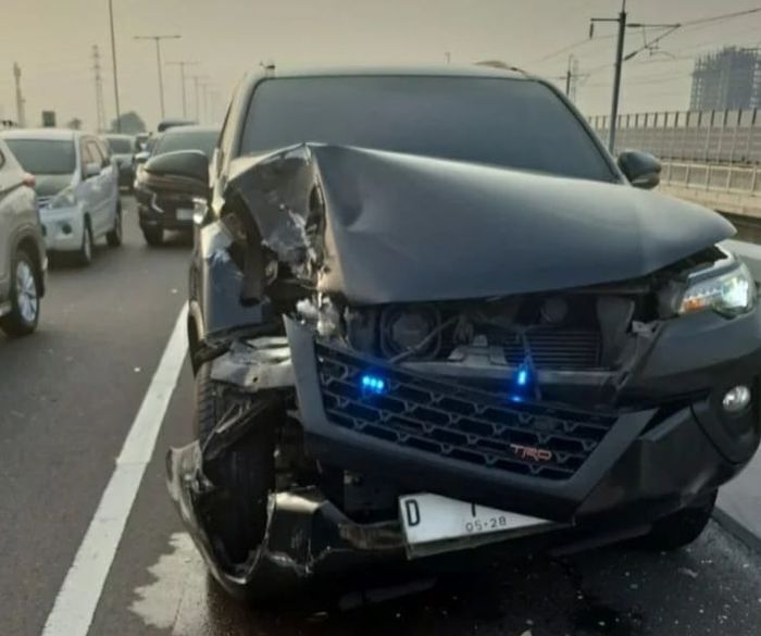 Mobil dinas alami laka diduga milik Polda Jabar sebelumnya pakai pelat VIII di tol MBZ
