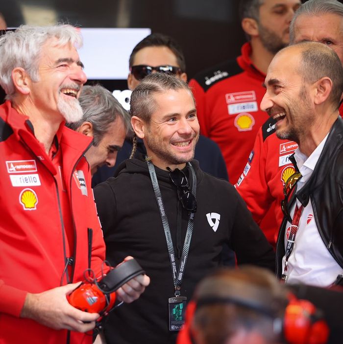 Gigi Dall'Igna dan Claudio Domenicali berbincang dengan pembalap Ducati di WorldSBK, Alvaro Bautista yang datang ke MotoGP Valencia 2022