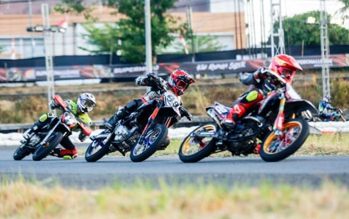 Putaran final Superchallenge Supermoto Race 2024 Seri Kejurnas di Boyolali berlansung sengit