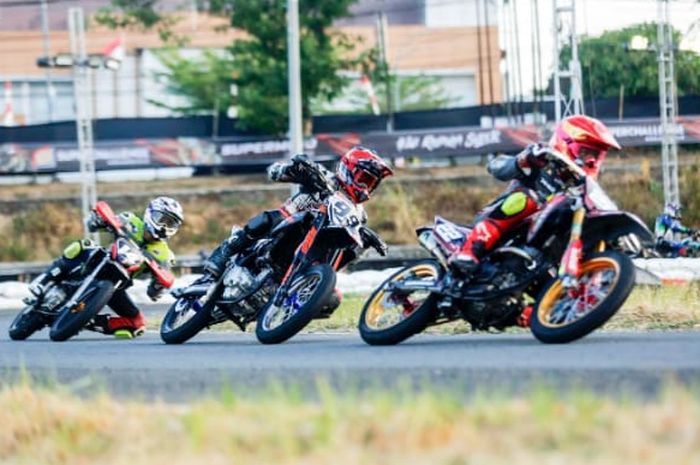 Putaran final Superchallenge Supermoto Race 2024 Seri Kejurnas di Boyolali berlansung sengit
