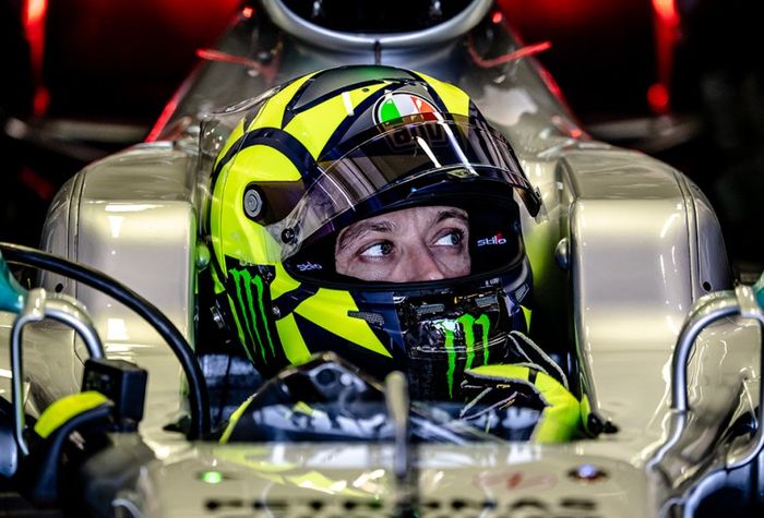 Valentino Rossi di kokpit mobil F1 Mercedes ketika bertukar kendaraan dengan juara dunia F1 Lewis Hamilton