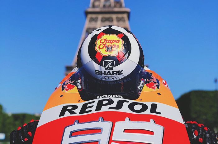 Jorge Lorenzo dengan latar belakang Menara Eiffel di Paris, Prancis