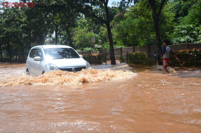 Ilustrasi mobil nekat menerabas banjir