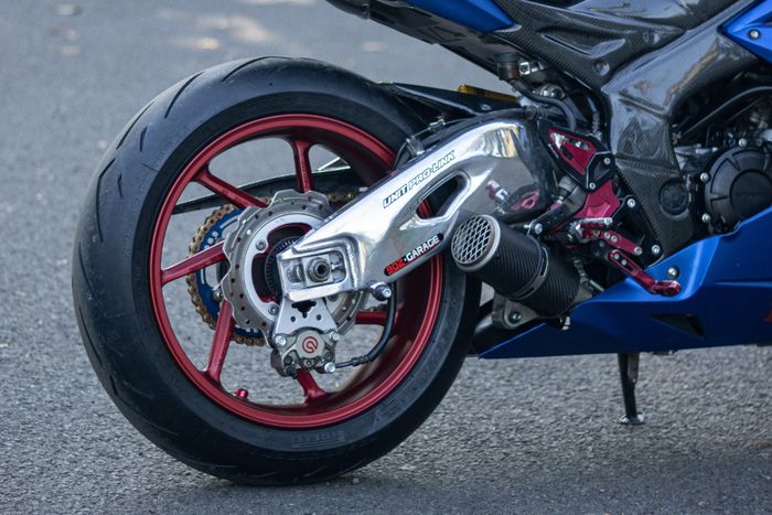 Knalpot carbon fibre custom dimensinya pendek, klop dengan swing arm CBR1000RR