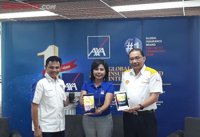(Ki-Ka) Dyan Dilato (Director of Safety Commission-Motocyclysme IMI), Yanti Parapat (Direktur AXA Financial Indonesia), Wahyu Indrawanto (Direktur Retail PT Shell Indonesia)