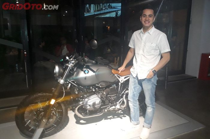 Rionaldo Stockhorst di BMW Motorrad, Cilandak, saat hendak membeli BMW R 1200 GS