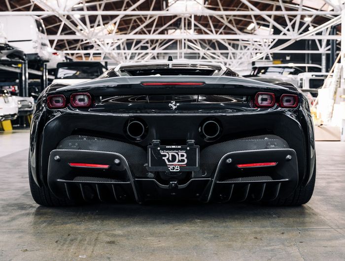 Tampilan belakang modifikasi Ferrari SF90 Stradale pakai body kit gaya OEM Look