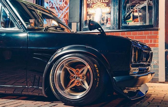 Pelek dibikin unik dengan tengah pelek seperti ornamen bunga plus spion di kap mesin