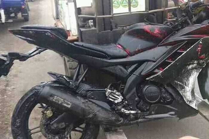 Yamaha R15 yang ditemukan di kali Desa Ngigas, Waru, Sidoarjo, Jawa Timur