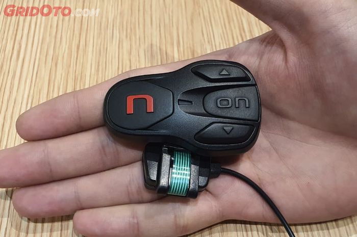 Karena baterainya terpisah, N-Com ini punya modul kecil banget, ini perbandingannya dengan tangan