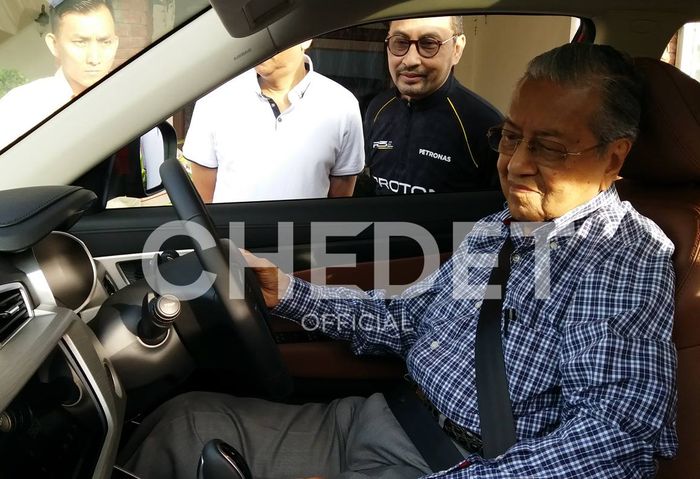 Proton SUV sedang dites Perdana Menteri Malaysia Mahathir Mohammad