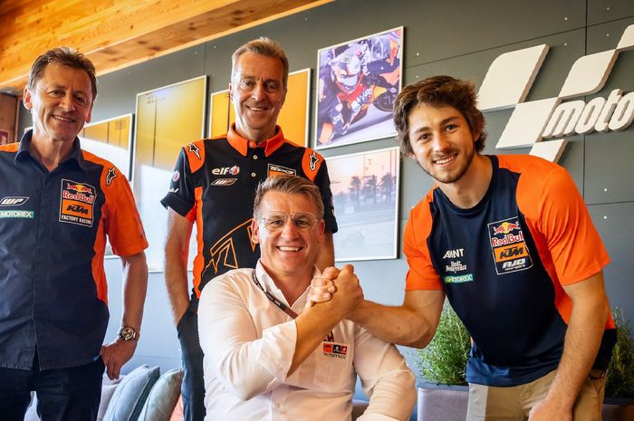 Remy Gardner (Kanan) dipastikan bakal balapan bersama tim Tech3 KTM di MotoGP 2022