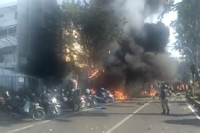 Motor yang sedang terparkir ikut terbakar setelah ledakan bom