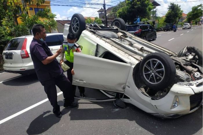 Petugas olah TKP Toyota Calya terbalik di Jl Sunset Road Seminyak, Kuta, Badung,Bali