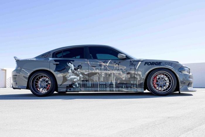 Modifikasi Dodge Charger SRT Hellcat dengan decal bertema Batman