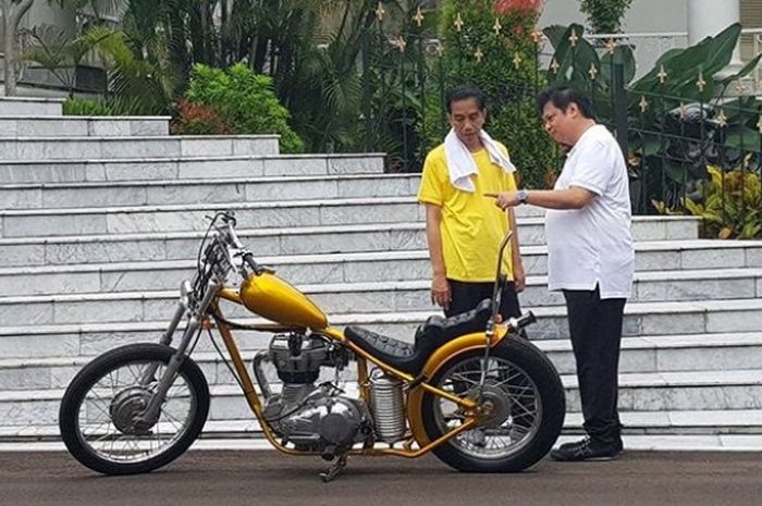 Menteri perindustrian Airlangga Hartarto dan Presiden Jokowi di Istana Bogor (24/3/2018)