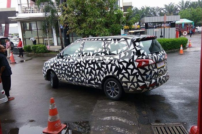 sebuah Wuling Cortez kah?