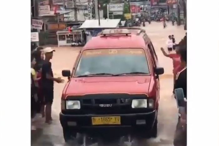 Isuzu Panther membelah banjir setinggi kap mesin di Jatiasih, Bekasi