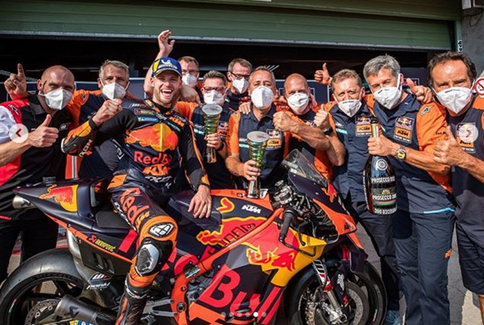 Brad Binder bersama tim Red Bull KTM 